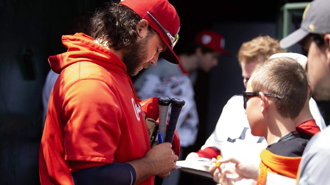 Seldom-seen Brandon Crawford having a positive influence in Cardinals’ clubhouse
