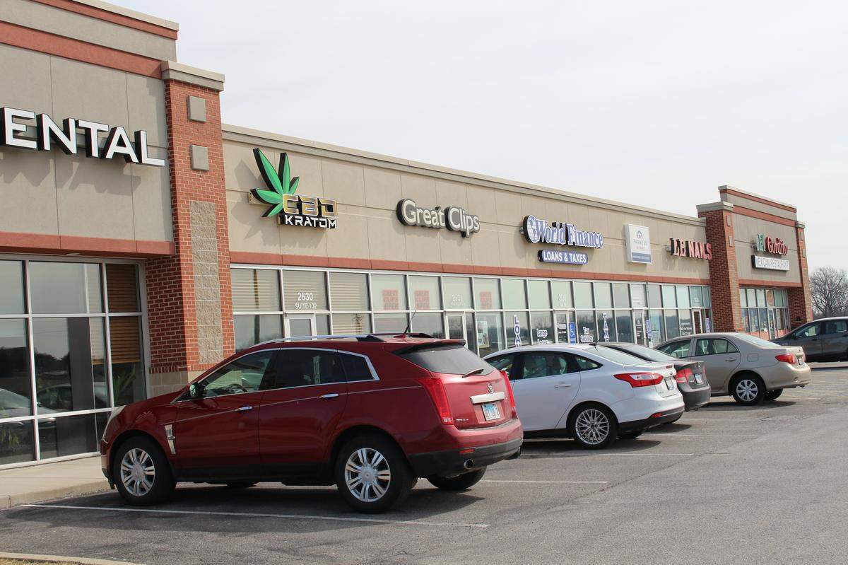 The CBD Kratom store in Belleville is in Green Mount Station shopping center on Mascoutah Avenue, sandwiched between Orchard Dental Care and Great Clips.
