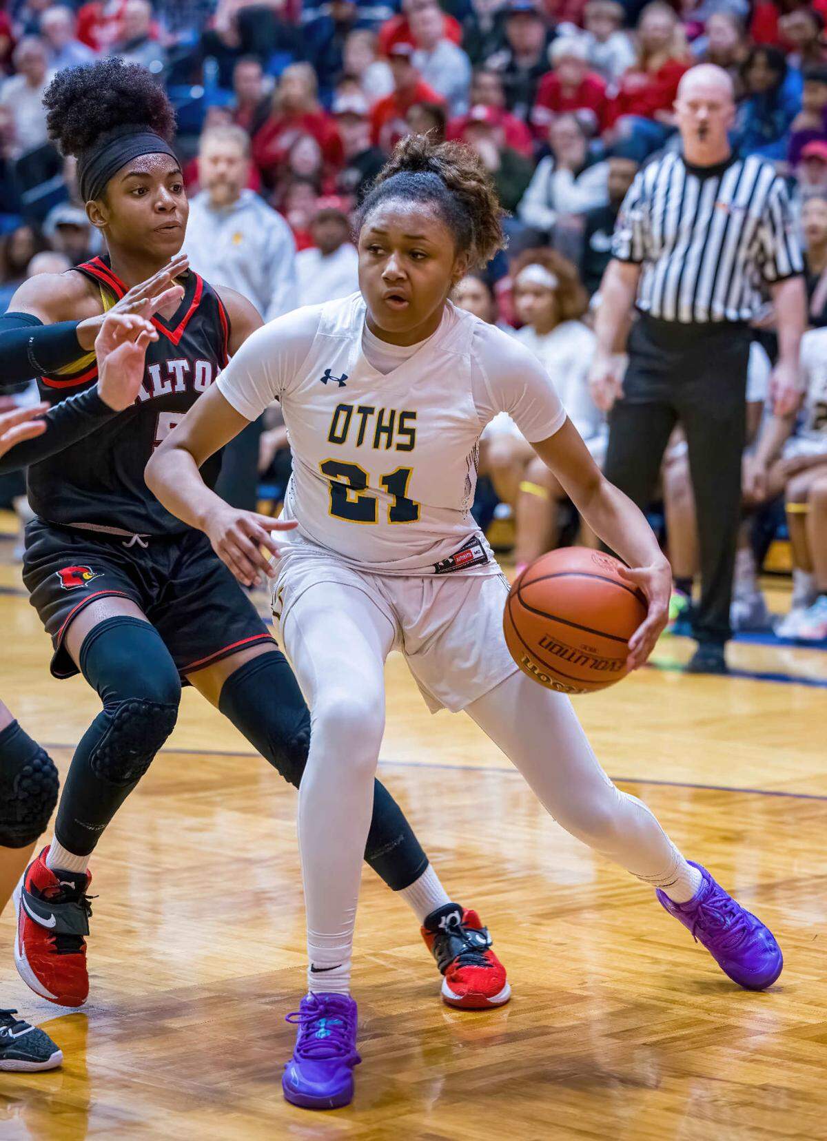 O’Fallon’s Shannon Dowell drives to the basket against Alton during the IHSA Class 4A O’Fallon Sectional semifinals. The Panthers ultimately prevailed 49-43.