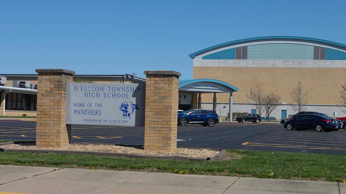 What are the benefits of having police officers in O’Fallon schools?