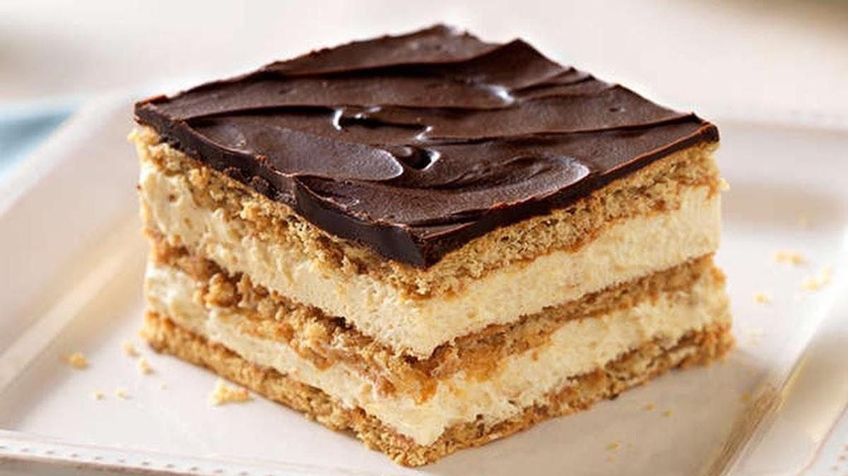 
Easy Peanut Butter & Chocolate Eclair Dessert
