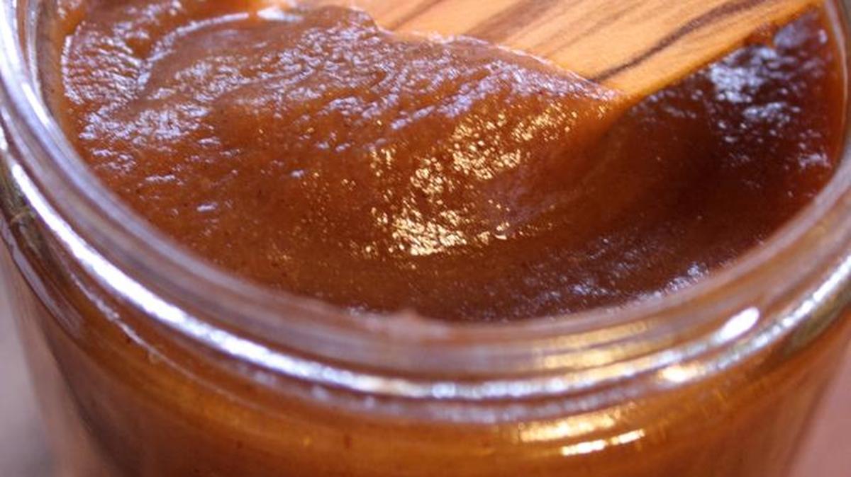 Just 4 ingredients make this apple butter.