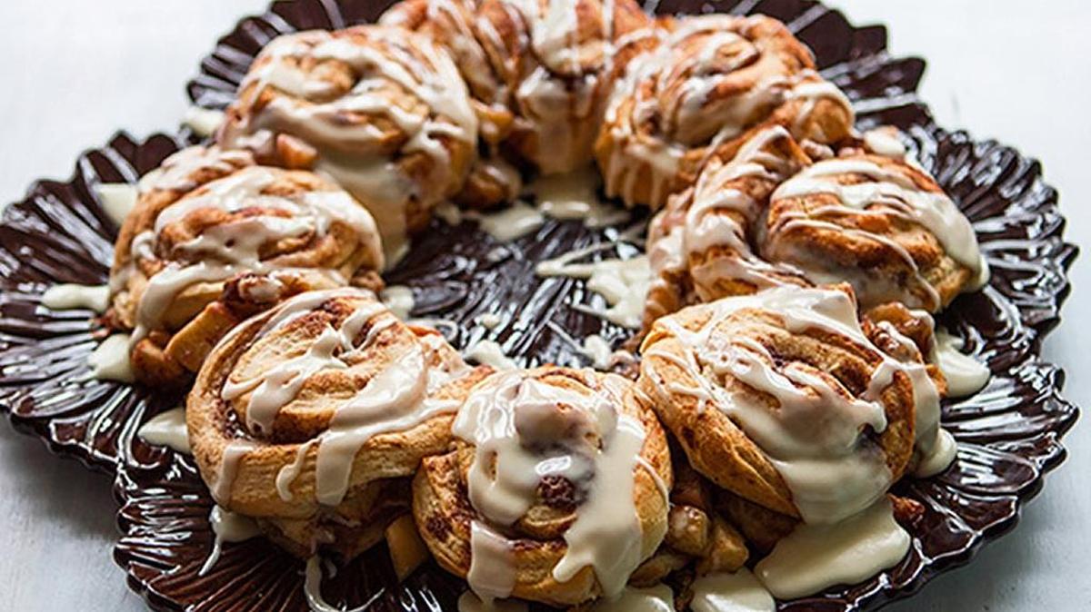 
This cinnamon ring is stuffed with chopped apple, cinnamon, brown sugar and nuts.
