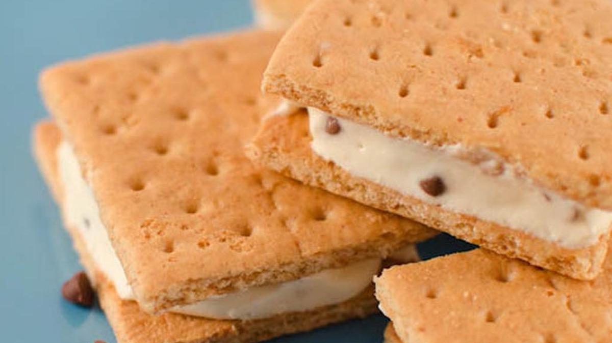 Frozen Pudding Sandwiches are a fast and easy treat to keep around for the family.