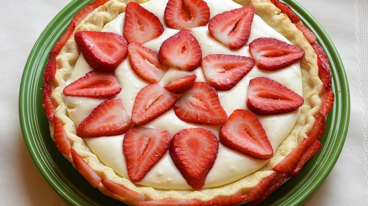 
White Chocolate-Strawberry Pie
