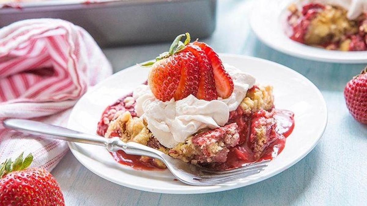Strawberry Cream Dump Cake