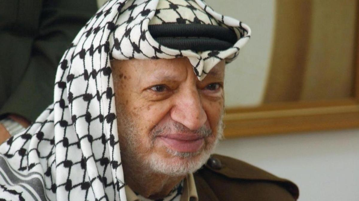 Yasser Arafat wore a keffiyeh to show Palestinian solidarity.