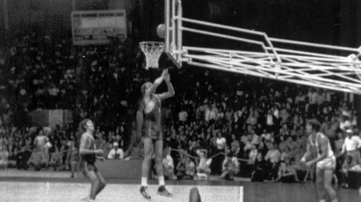 Russia’s Alexander Belov leaps high to hit an extra-chance basket and give Russia a controversial 51-50 win over the U.S. team in the last seconds of the Olympic basketball finals in Munich, West Germany on Sept. 10, 1972. Other players are unidentified. The U.S. filed an immediate protest following the game, and the International Amateur Basketball Federation went into secret session and delayed awarding the gold medal.