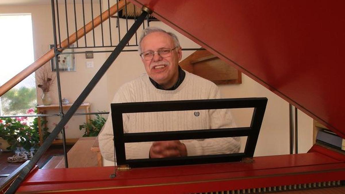 Robert Charles Howard will conduct Belleville Philharmonic Chorale’s Friday and Saturday evenings “Love Is In The Air” concert. “It will be music that symbolizes the spirit of love,” he said.