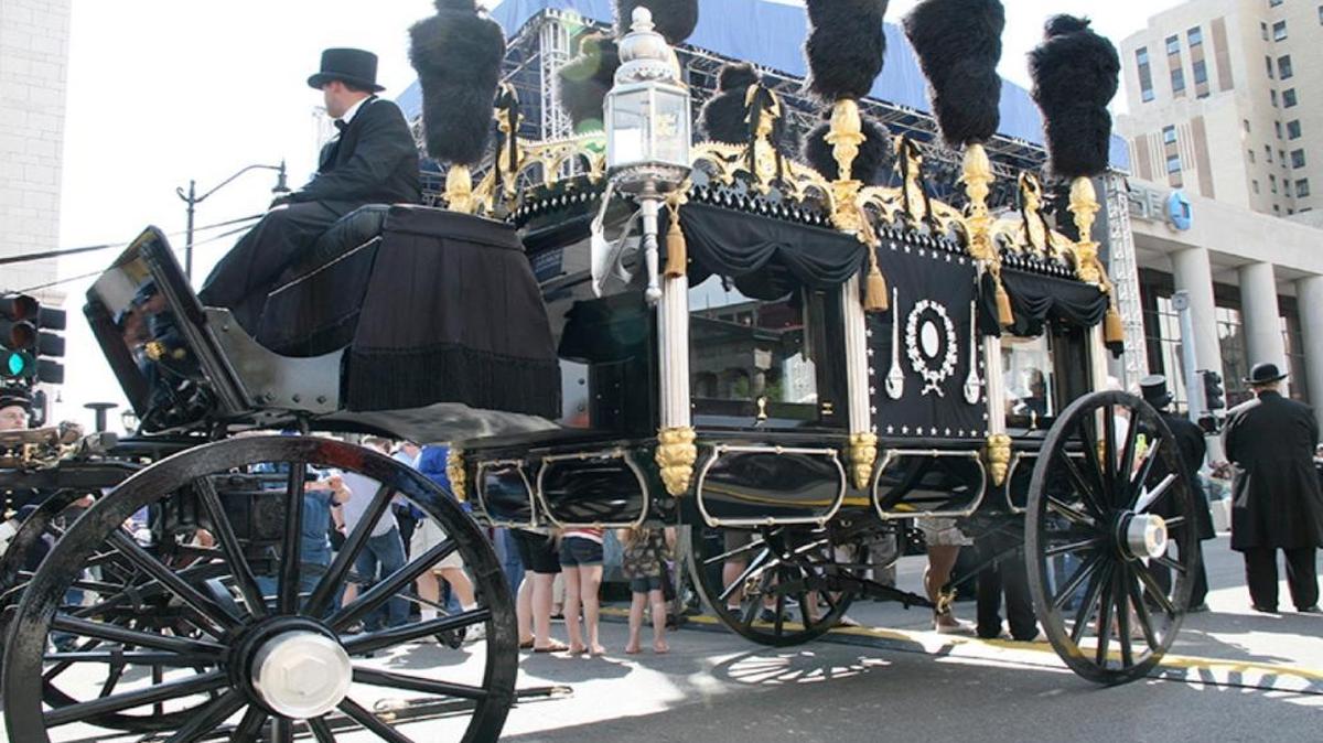 
The Lincoln Hearse replica has elaborate Gothic arches, massive feather plumes, etched-glass windows, heavy fringe and wood drapery. 
