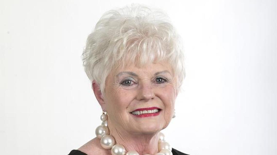 If you’re invited to a pool party, follow these simple etiquette guidelines