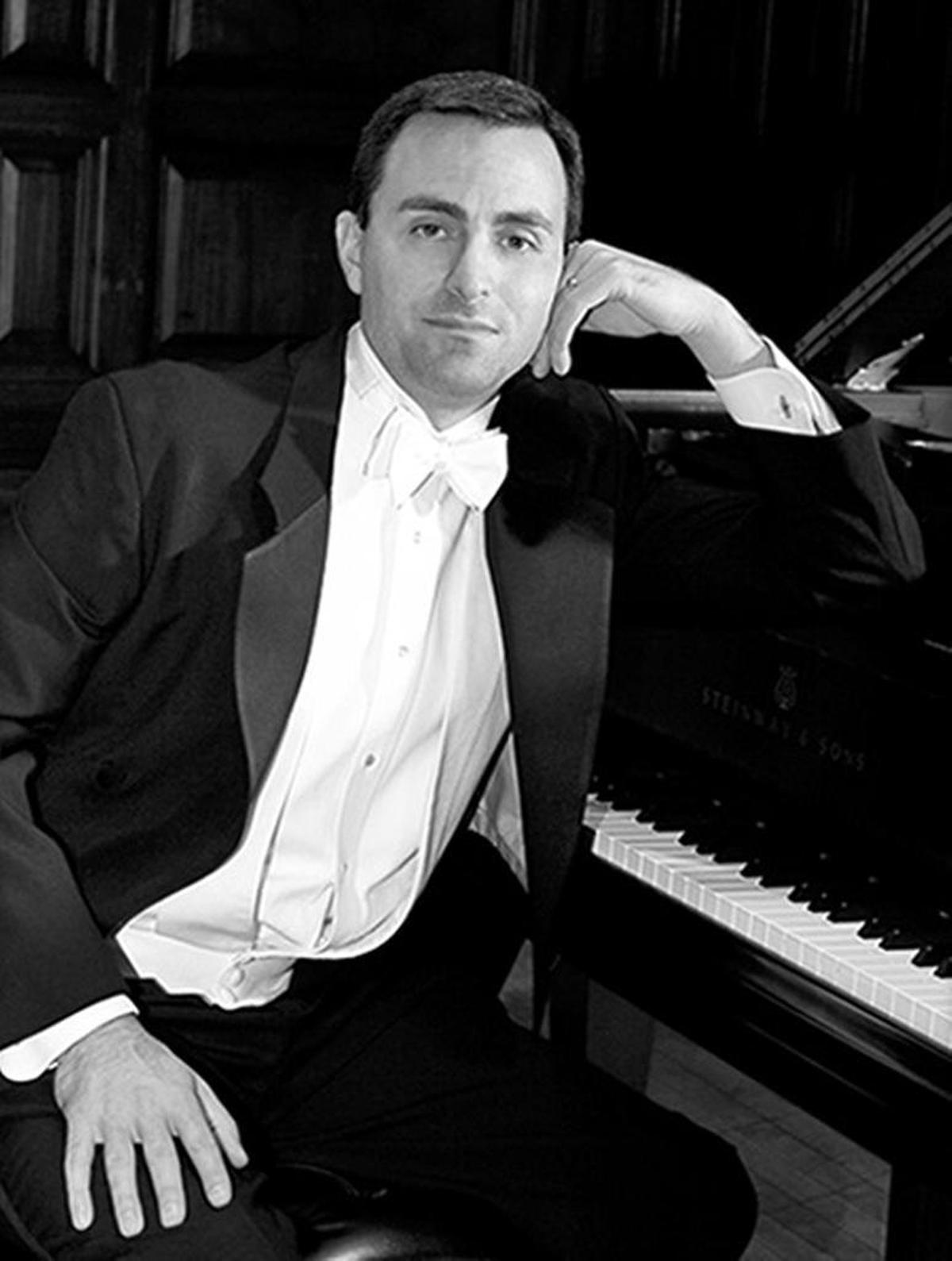 In the Great Pianists of the World Steinway Recital Series, Ian Gindes will perform at 7:30 p.m. Saturday at St. Paul United Church of Christ, 115 West B St., Belleville.