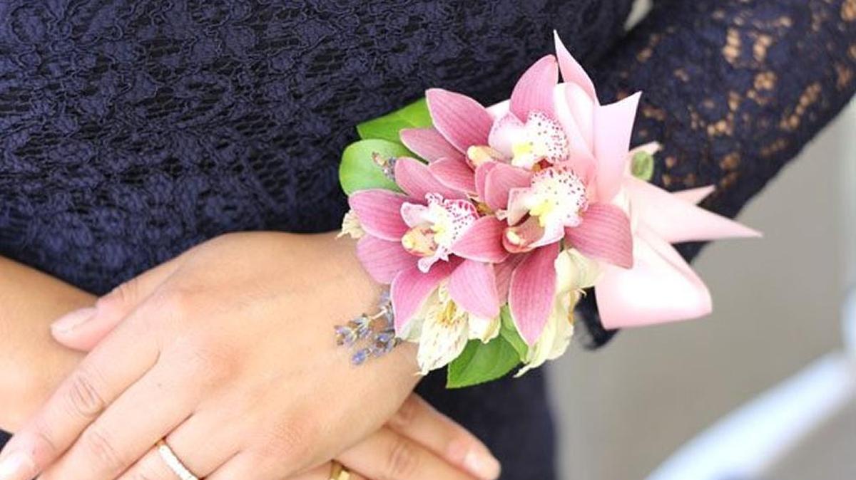 A homecoming corsage should be worn on the left wrist.