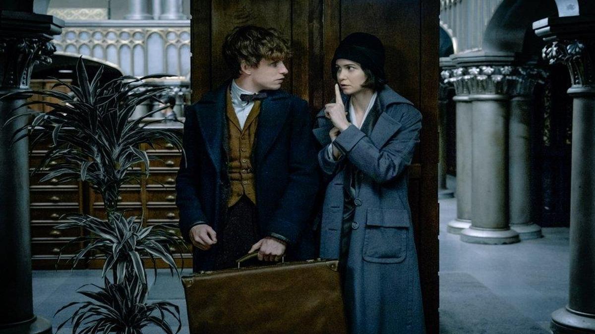Newt Scamander (Eddie Redmayne, left) is a wizard and “magizoologist” who takes care of exotic creatures. He meets up with Porpentina Goldstein (Katherine Waterston) in New York as he struggles to retrieve some of his “Fantastic Beasts.”