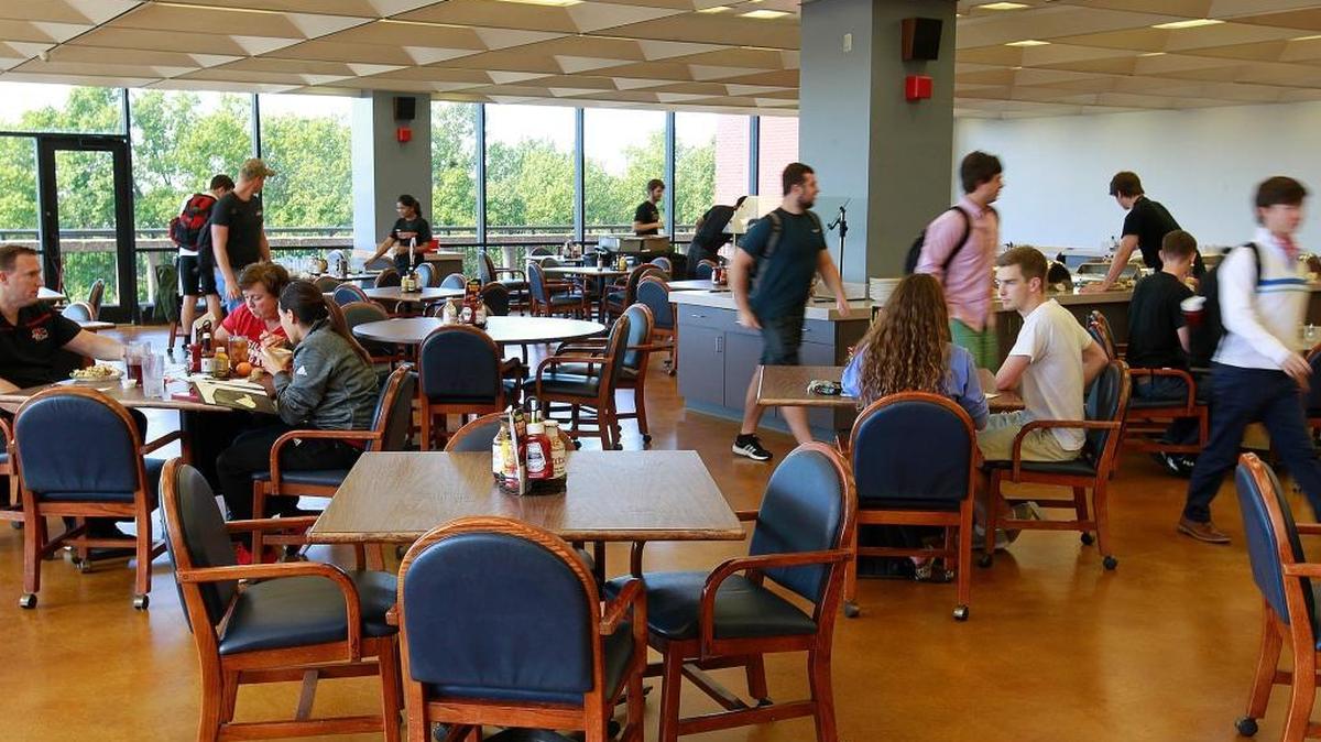 
Fixins’ restaurant at Southern Illinois University Edwardsville has two walls of windows that overlook campus and the surrounding countryside.
