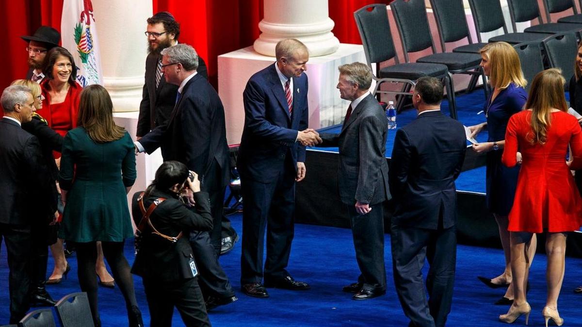 Illinois Gov. Bruce Rauner, center left, shakes hands with Illinois House Speaker Michael Madigan after inauguration ceremonies in early 2015. Now, Madigan is working to bring in more money to help defeat the governor’s agenda and keep control of the General Assembly.