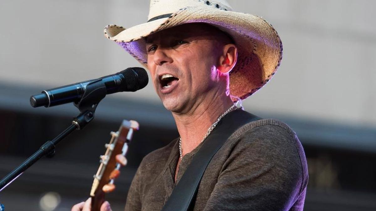 Kenny Chesney will perform at Busch Stadium in 2018.