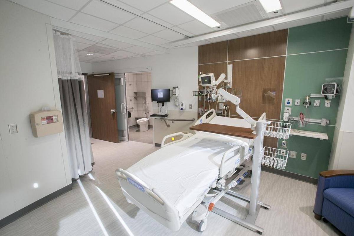 Barnes-Jewish Hospital’s new Parkview Tower houses Siteman Cancer Center services for those who need hospitalization during advanced or complex treatment. Rooms have couches and recliners, lockers for securing valuables and USB ports for charging mobile devices.