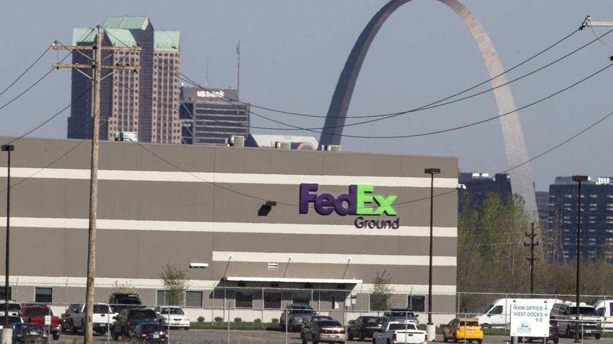 
Contegra Construction has completed construction of the $23.5 million, 32-acre FedEx Ground distribution center in Sauget Business Park.
