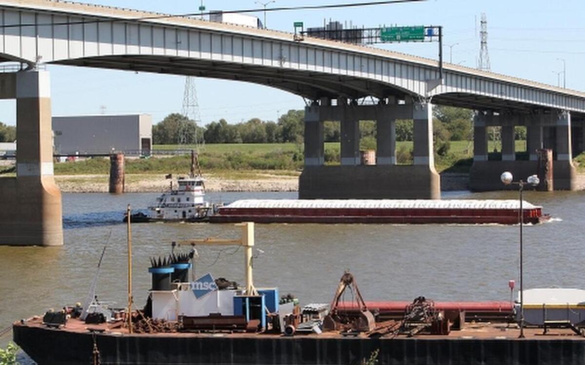 
Barge traffic moves south on the Mississippi River under the Poplar Street Bridge.
