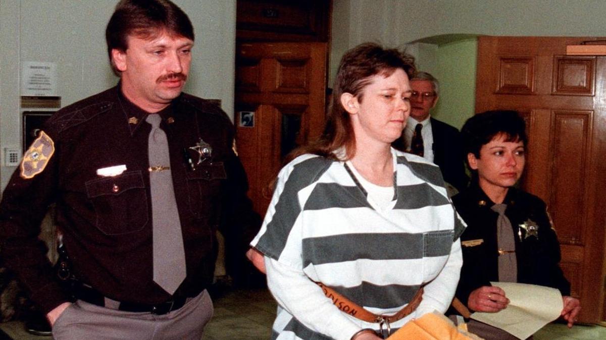 In this March 10, 1999 file photo, Paula Sims, serving a life sentence in connection with the deaths of her two baby daughters, is led away from a Madison County Courtroom in Edwardsville. Sim is asking Illinois Gov. Bruce Rauner for clemency claiming she suffered from postpartum psychosis at the time of the babies’ deaths. She previously asked for clemency in 2006 but was denied by then-Gov. Pat Quinn.