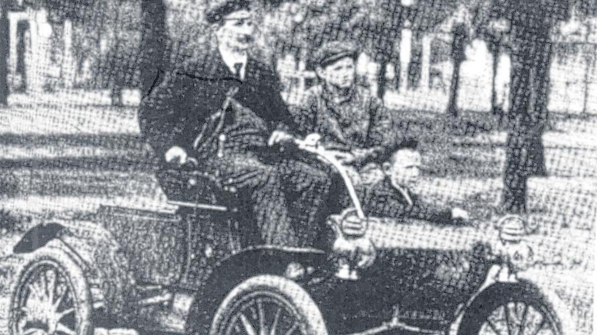 An Oldsmobile with a curved dashboard, designed in 1901, was the first car to appear on the streets of Highland. Purchased through Kuhnen & Siegrist Hardware Co. by John J. Spindler Jr., it was shipped from a Chicago distributor in a boxcar and then pulled by a team of mules to the hardware store. Spindler’s wife and children took turns riding in the car with him. A car buff, he purchased the following automobiles during the remaining 16 years of his life: another Oldsmobile, a Pope Hartford, five Reos, a Paige, two Wintons, and four Fords.