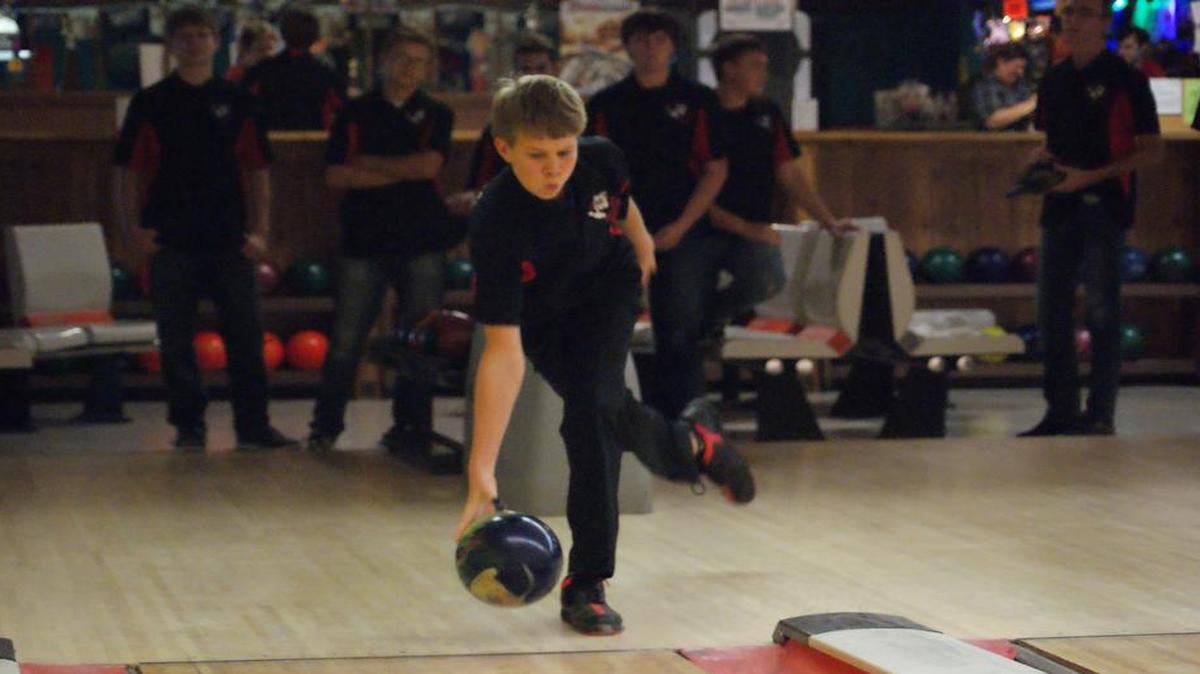 Highland senior bowler Collin Korte fired his team’s highest series with a 667 three-game aggregate in a victory over visiting Civic Memorial Tuesday at Poplar Junction Lanes which sparked the Bulldogs to three wins in as many days.