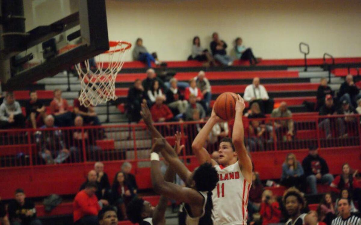 Highland sophomore Sam LaPorta goes up to score over a pair of Carbonale defenders in the first half of the Bulldogs’ season-opening 40-35 loss to the visiting Terriers Monday in the first game of the Battling Bulldogs Thanksgiving Tournament.