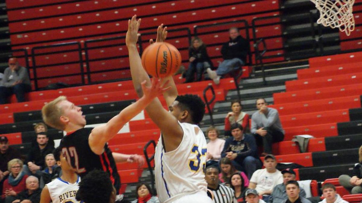 Highland senior Austin Elledge puts up a shot in the lane while being contested by Riverview’s 6-foot-7 senior K’Quan Carter during the first half of the Rams’ 57-46 victory over the Bulldogs Wednesday at the Triad Mid-Winter Classic.
