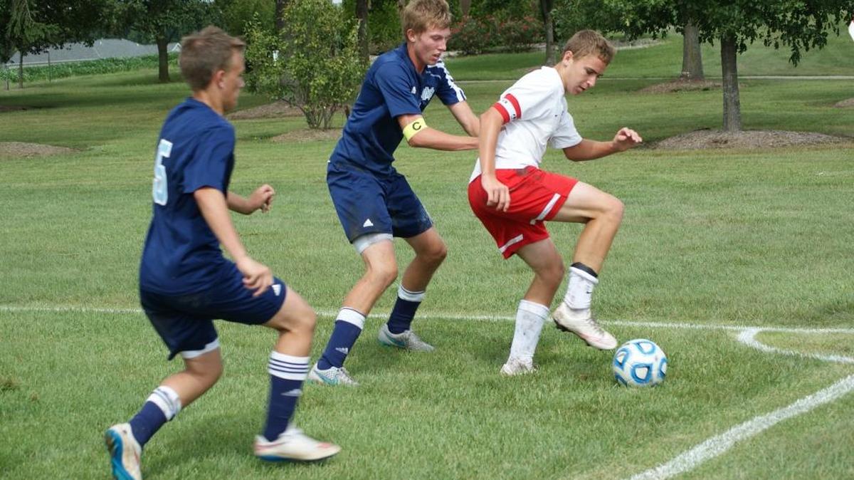 
Highland junior midfielder Brendan Schrage battles to control the ball from Mater Dei junior Nick Pollmann and sophomore Tyler Hitpas during the Knights’ 2-1 win over the Bulldogs Saturday at Glik Park.
