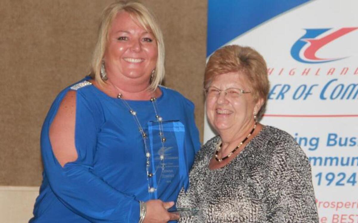 
Tricia Buehne presented Donna Zobrist with the Chamber of Commerce’s Homer Poss Lifetime Achievement Award.
