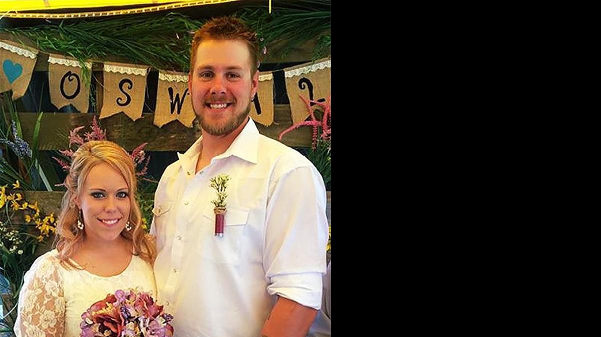 
Krystal Marie Rhines and Andrew Steven Oswald were married April 25, 2015 at their residence in Highland.

