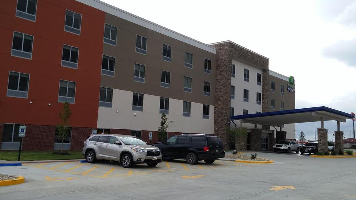 A new, 75-room Holiday Inn Express hotel, owned by Robert Plummer of R.P. Lumber, has opened at 2011 Formosa Road in Troy.
