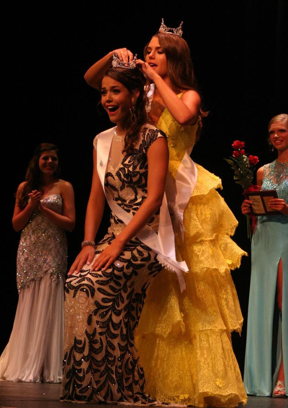 Ava Hipskind is crowned the new 2017 Miss O’Fallon by 2016 Miss O’Fallon Madeleine Henken.