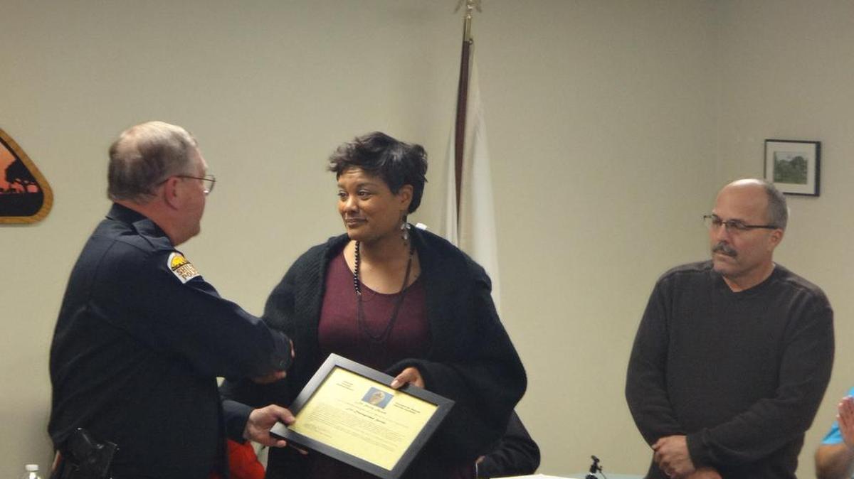 Shiloh Police Chief hands USAF MSGT Kelly Willis an award for her Distinguished Service in Saving a Life in July 2015; Mayor Jim Vernier, right.