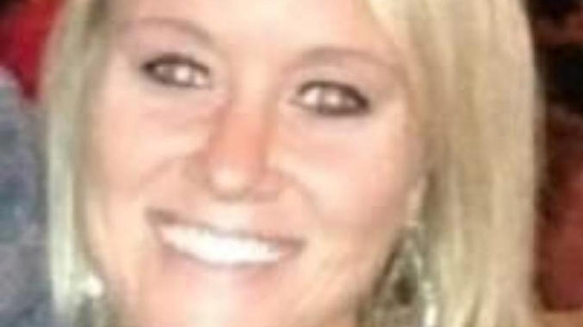 Erin Thoman has enjoyed a very successful playing and coaching career in the sport of tennis. In addition, she recently earned the prestigious Illinois High School Tennis Coaches Association (IHSTCA) Boys Coach of the Year award for 2015.