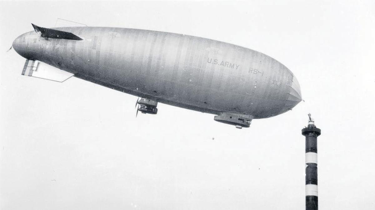 Dirigible RS-1 approaches the mast at Scott Field on April 6, 1927. RS-1 was part of the 21st Airship Group.