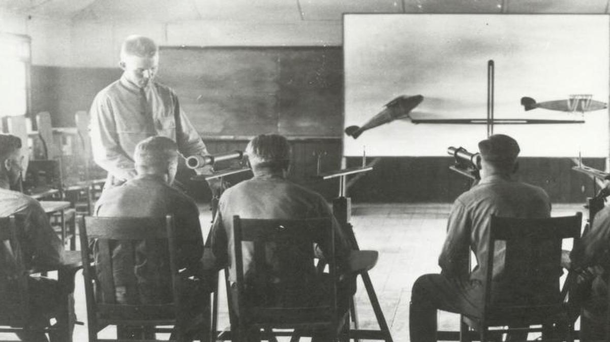 Circa 1918, students at Scott Field learn to aim the “Lewis Gun,” a World War I-era light machine gun that was widely used on aircraft in both World Wars.