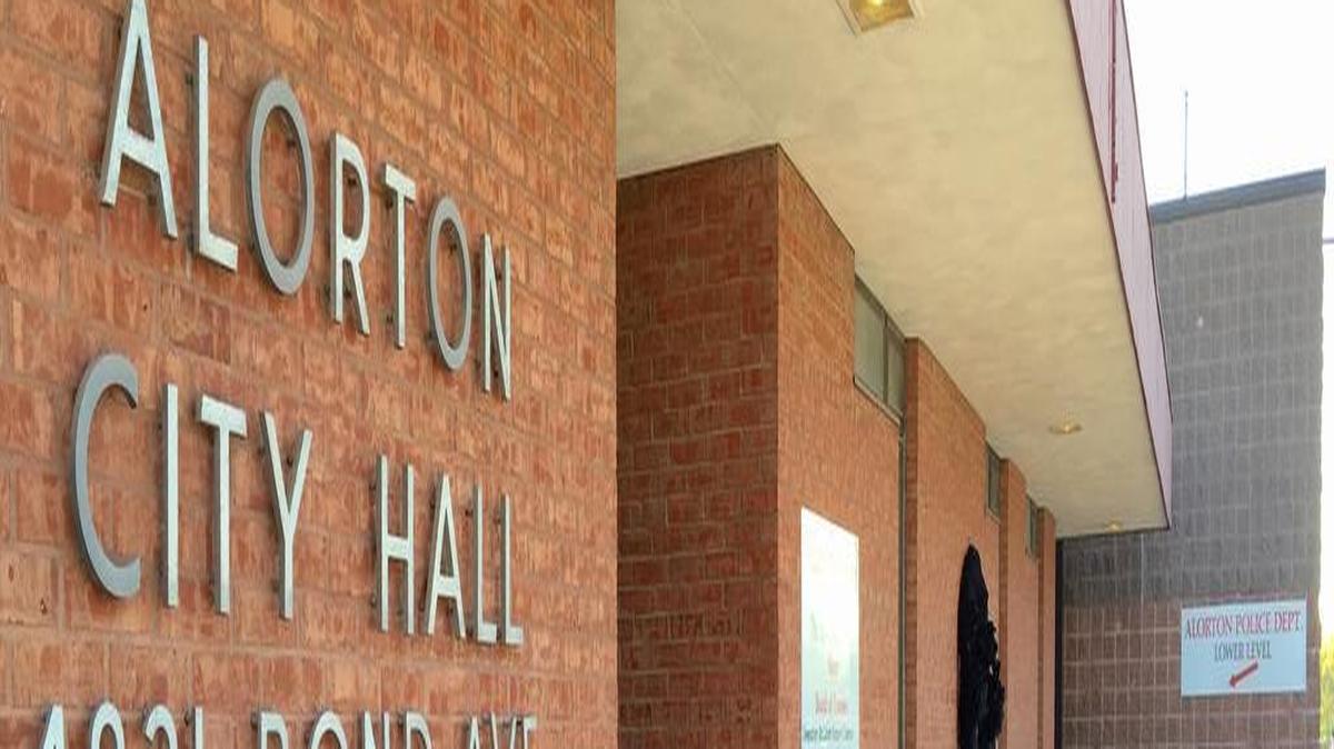 
A burglar was caught early Thursday breaking in to the Alorton Village Hall. Police are trying to determine whether anything is missing.
