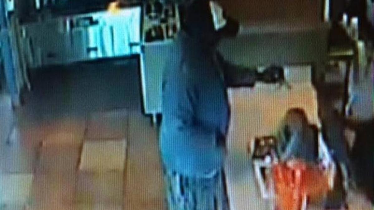 
Collinsville police say this man grabbed cash from the register of the Taco Bell at 1001 Beltline in Collinsville Friday morning before fleeing on foot.

