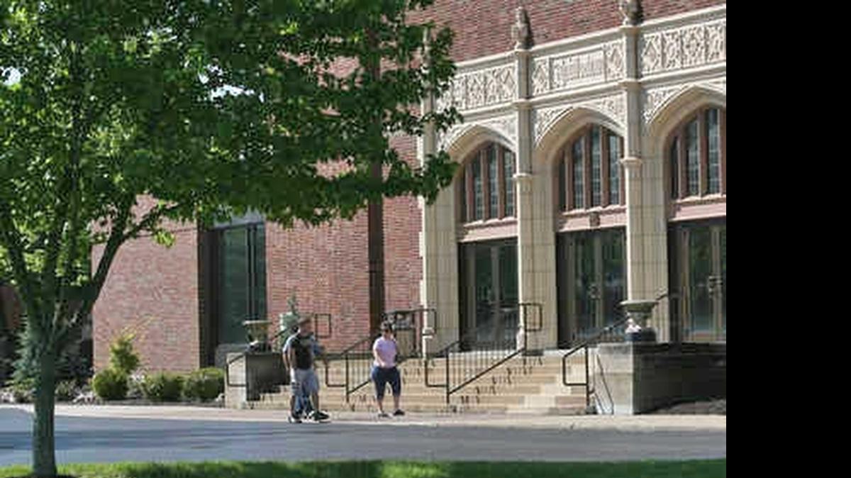 
Students on the Lindenwood campus in a BND file photo.
