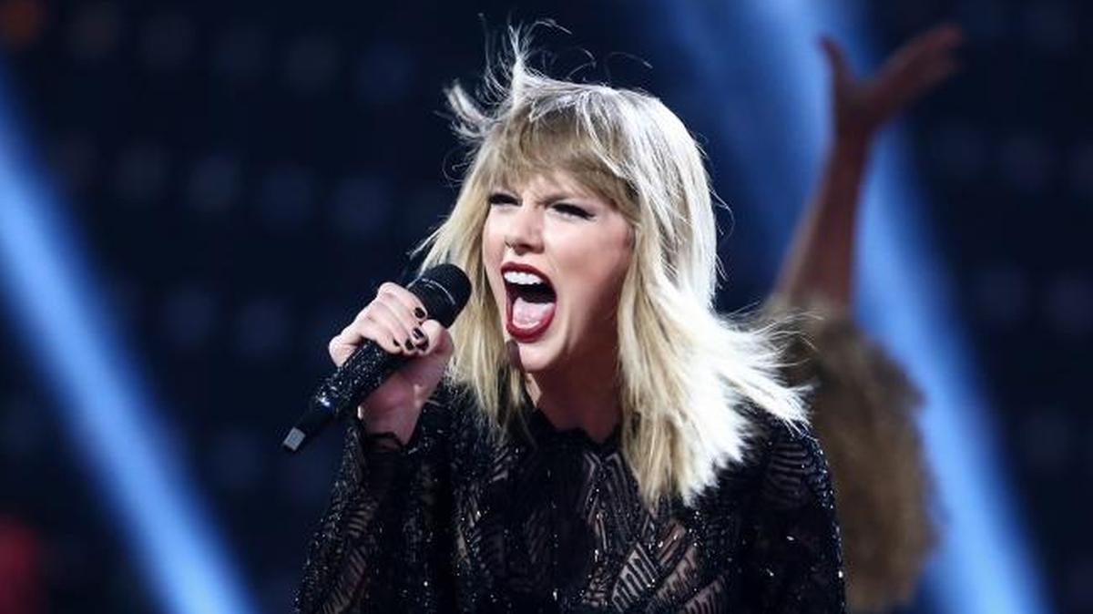 Taylor Swift will perform in St. Louis next year.