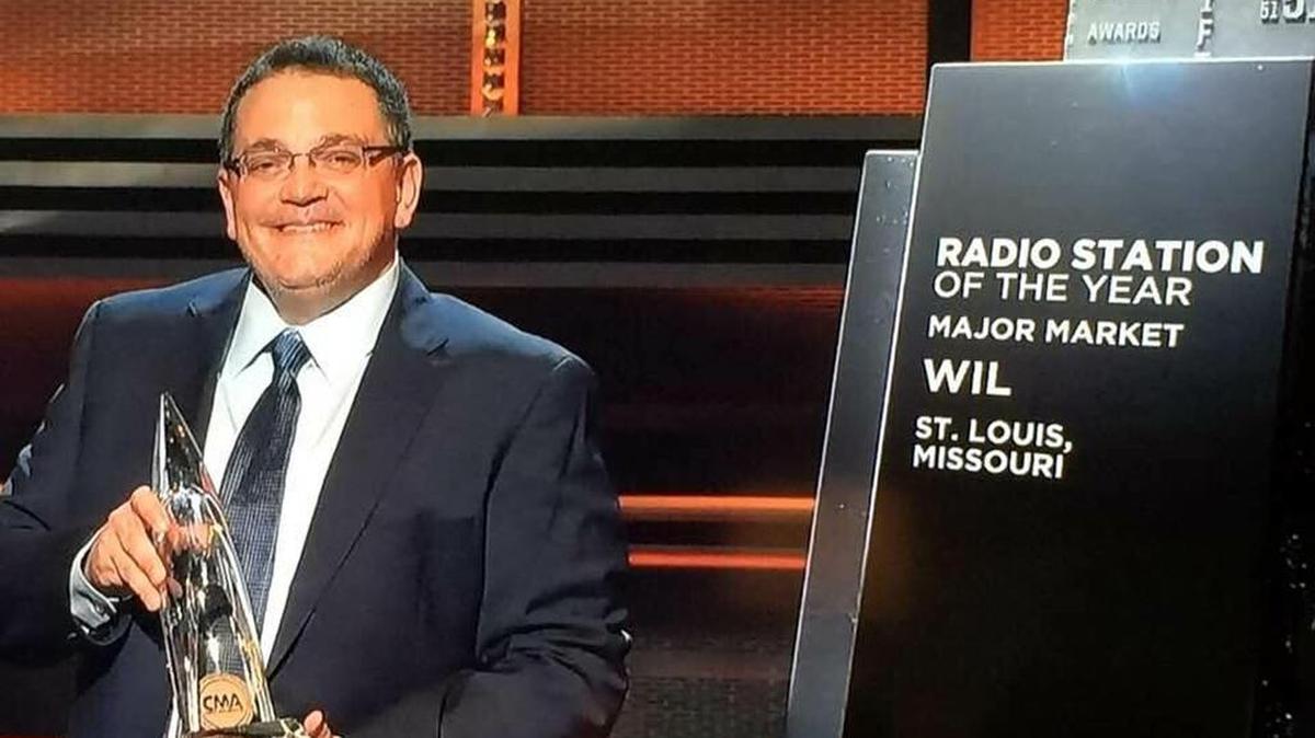 Program Director Scott Roddy accepts 2017 CMA ‘Station of the Year’ award.