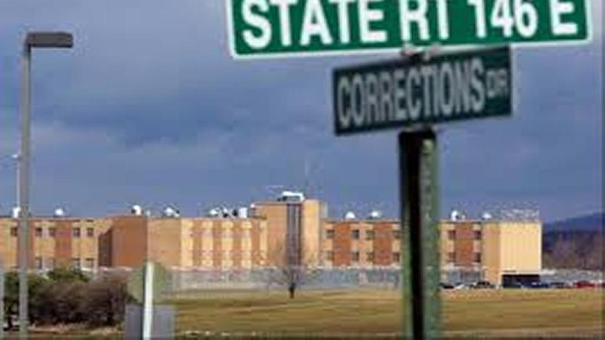 Exterior of Vienna Correctional Center, located in Johnson County.