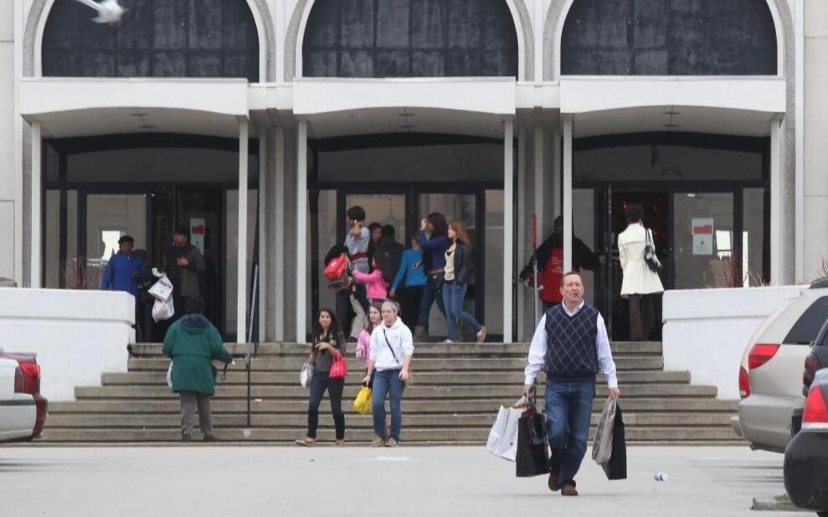 St. Clair Square, a popular destination for holiday shoppers, will close on Thanksgiving Day this year.
