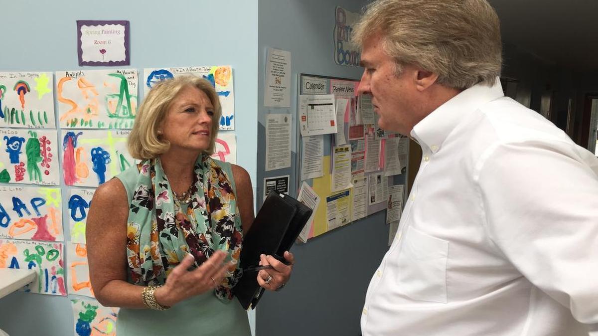 
Lessie Bates Davis Neighborhood House Executive Director Bill Kreeb talks with Illinois Comptroller Leslie Geissler Munger about how the state budget impasse is hurting the group’s services to children.
