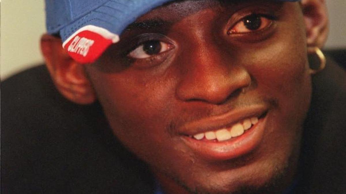 Los Angeles Clippers first-round draft pick Darius Miles, an early entry candidate for the NBA draft following an All-American high school career at East St. Louis High School, is all smiles during an introductory news conference at the Staples Center in Los Angeles on June 29, 2000. Miles joined Quentin Richardson and Keyon Dooling on the Clippers from that year’s draft.