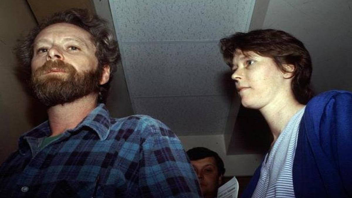 
Robert and Paula Sims on May 9, 1989, leave defense attorney Don Groshong's office in Edwardsville with the subpoena for Paula to appear before a grand jury.
