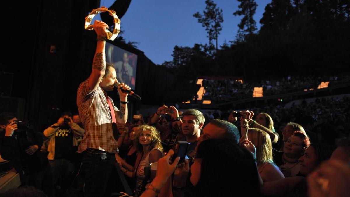 Robin Wilson and the Gin Blossoms will perform in Alton this summer.