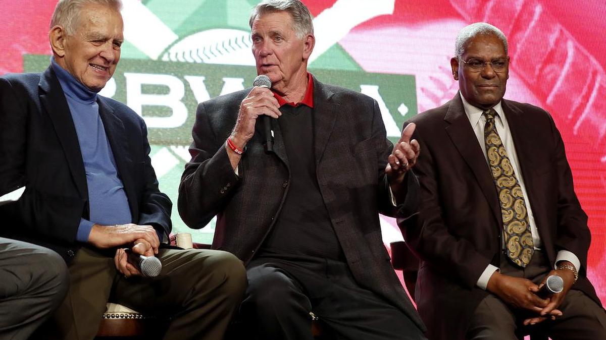Former Cardinals players Tim McCarver (from left), Mike Shannon and Bob Gibson talk Sunday during the 2018 Baseball Writers’ Association of America dinner in St. Louis.